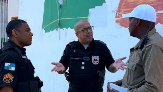 O Guarda achando que o capitão estava de bobeira!