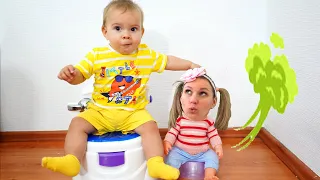 Аня и малыш играют с куклой