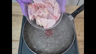 Ya no frito el pollo en aceite, ¡ahora solo lo frito en agua hirviendo!