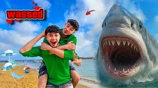 لم تروح الشاطئ🏖️🌊انت واخوك 👬ويهجم عليكم سمكة قرش 🦈⚠️‼️😱 l التوينز المحبوب