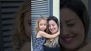 Menina de rua encontra uma criança e olha a sua atitude