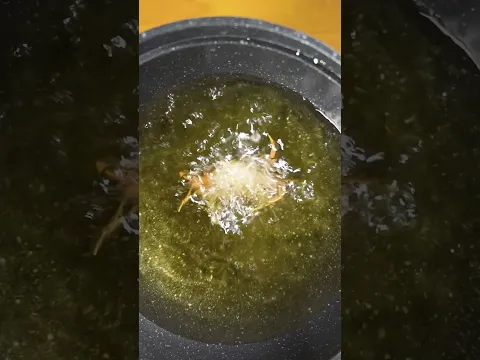 サワガニを油へ。