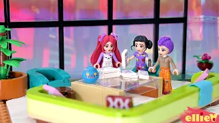 Couch couch couch! Making comfy pajamas for the KPOP Demon Hunters | LEGO minidoll build & paint