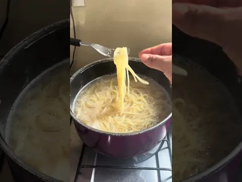 Almoço rapidinho macarrão com salsicha