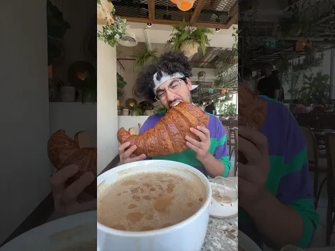 اكبر كروسون🥐 واكبر كاسة قهوة☕️