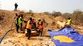 OLHA QUANTO OURO E DIAMANTE ESTÃO TIRANDO NA ÁFRICA POR CIMA DO CHÃO