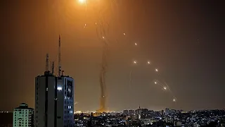 شاهد: إطلاق 130 صاروخا من غزة في اتجاه تل أبيب وضواحيها