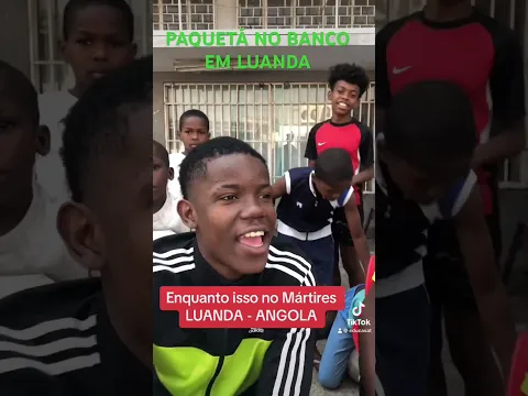 Paquetá no banco em Luanda - Angola - ÁFrica.