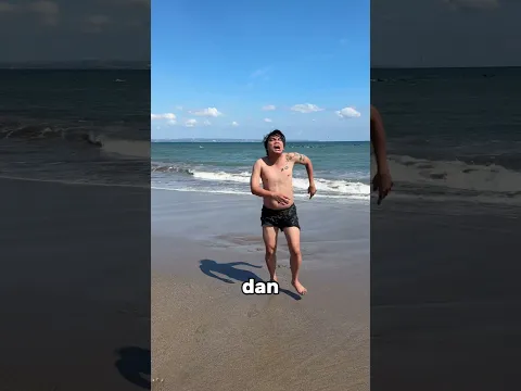 Ternyata perih yaa berenang di laut