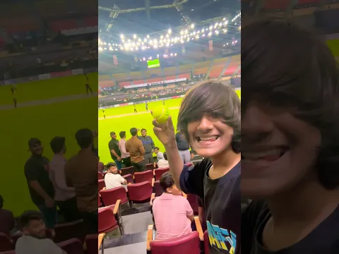 Stadium mein ye kaha se aa gaya 🤣 #shorts #funny #cricket #youtubeshorts #shortsfeed #ecl #ipl #fun