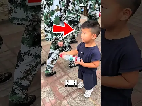 Saat Para Tentara Beristirahat, Anak ini Dengan Sukarela Memberi Sebotol Air Gratis!