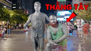 Thằng Tây cố gắng  làm tượng trên đường Nguyễn Huệ và cái kết