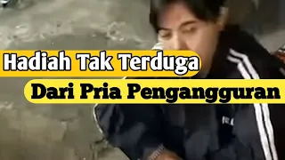 HADIAH TAK TERDUGA DARI PRIA PENGANGGURAN
