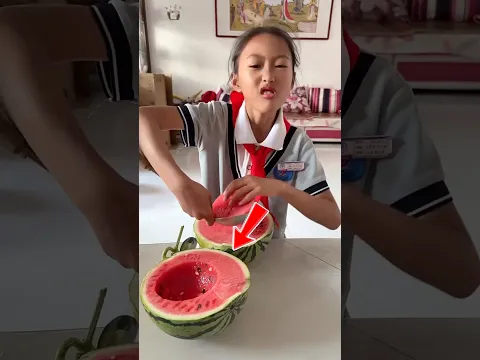 Cô em gái giành ăn hết dưa hấu của chị mình
