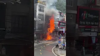 Cháy lớn tại cửa hàng Gas ở Sa Pa, bình gas nổ như đạn pháo