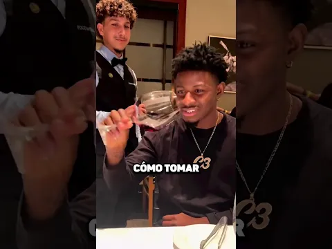 ¡Este Hombre Sí Que Sabe Cómo Tomar Vino! 🍷😎
