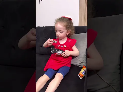 عم تلحس الاكلات و تطعمنا