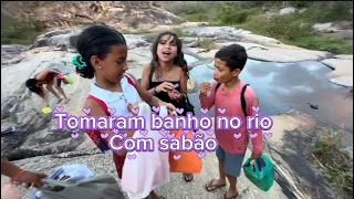 Banho no rio com sabão 