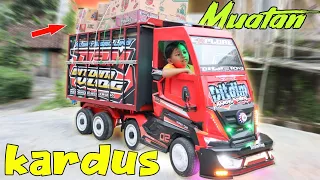 truk dimas muat kardus dan tes lampu bemper malam hari