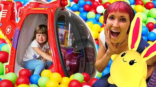 ¡Bianca se divierte con Lucky en el parque de juegos! Juegos de niñera. Videos para niños