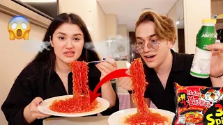 تحدي الاندومي الكوري الحار 🌶مع نورمار| شوفو مين فاز 😰