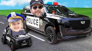Chris cavalca un'auto della polizia giocattolo - Storie per bambini su buon comportamento e regole