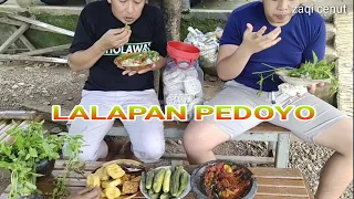 WOW...!!  Makan Lalapan jadul Sambel Pedoyo, Rasanya Nikmat sekali