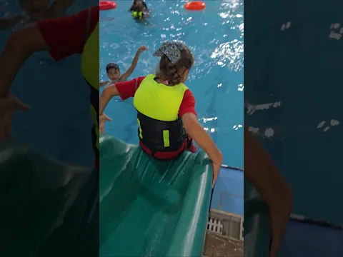 جناوي تمزلك وتسبح بالمسبح 🏊‍♂️ شوف النهاية صدمة #تيك_توك #اكسبلور #comedy #shorts #داوودالمهاجر #ضحك
