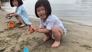 【２歳児】ゆなちゃんはじめての海と砂遊び　アンパンマンの砂場セットで遊ぶよ