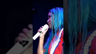 Niña canta junto a Karol G en concierto de Costa Rica 😳💙🦋 #bichota #karolg #hazloviral #karolgfans