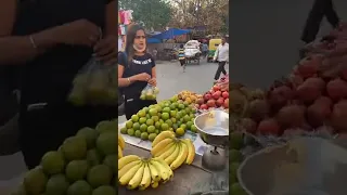 फल वाले का  घिनैना हरकत देख कर  आपका  होश उड़ जायेगा ||