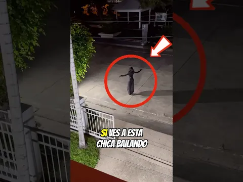 Una chica bailando en la calle por la noche 😳😱