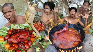 Survival in the rainforest - Primitive cooking duck ang egg eating delicious