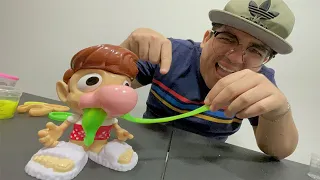 ESSE BONECO SOLTA MUITA MELECA PELO NARIZ!!! (eca!)