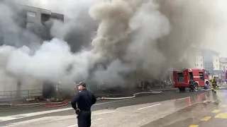 Pijaca Otoka Sarajevo u ogromnom požaru. Vatrogascima kapa do poda 11/2023
