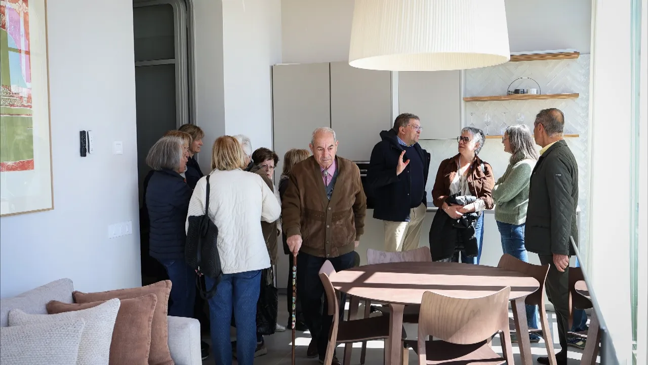 Vic inaugura habitatges de protecció oficial i obre l’entorn d’El Monestir