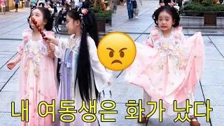 여동생이 돌아서자마자, 언니가 설탕에 절인 산사나무 열매를 낚아챘다. 여동생은 너무 화가 나서 발을 구르며 울었다.