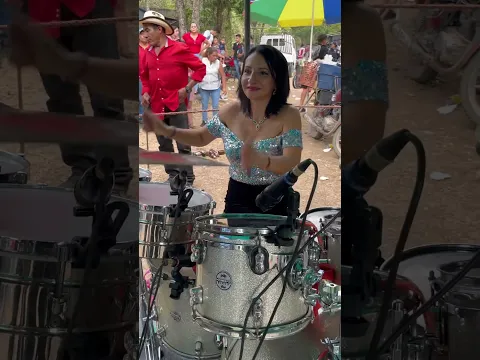 Nuestra baterista es Única😍💃🏻