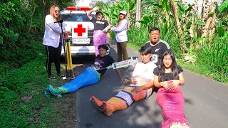 DOKTER NOVA POMPA PERUT DUYUNG YANG BESAR DI ATAS MOBIL AMBULAN