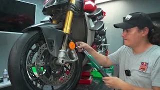 Superbike tire change