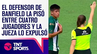 ¡INSÓLITO! 😱 El DEFENSOR de Banfield la PISÓ y GUAPEÓ entre cuatro JUGADORES y la JUEZA lo EXPULSÓ 🟥