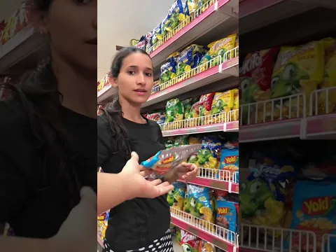 Comprando tudo que minha irmã tocar no mercado da cor azul