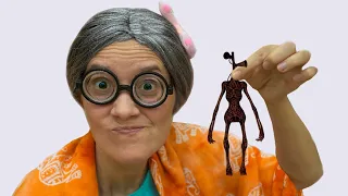 Super Granny VS Tiny Siren Head in real life