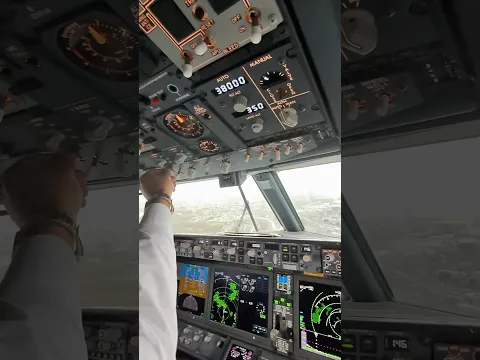 Boeing 737 ⛈️ ©️Flywithme_92 #b737 #cockpit #cockpitview #pilot #pilotscrew #pilotlife #aviation