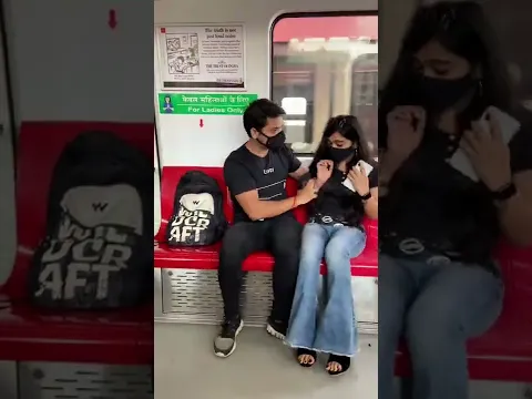 इसलिए कहते है फ़ोन में इतना नही घुसना चाहिएँ🥴 #shorts #metrogirl #metro #ashortaday #vidhusharma23