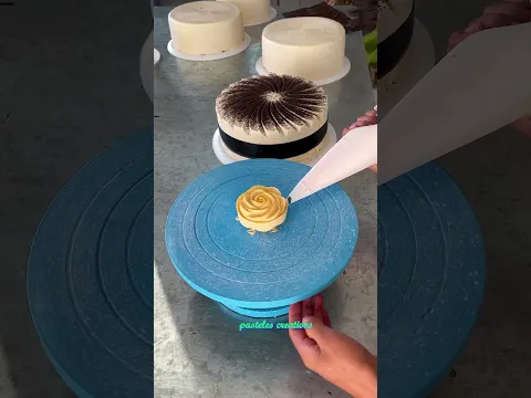 tutorial de decoracion de pastel con oreo, rosas en crema y chocolate