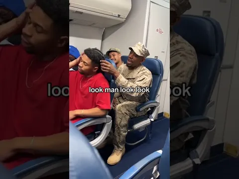 ‏هاد الرجل رجع من خدمة العسكرية و وقرر فاجئ مرته وابنه !!! من اكثر من 10 سنين ما شافهم 💔