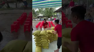 Give rice to people in difficult circumstances #ONEMAN #LifeSkills #KindnessMatters #PublicSafety