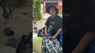 Bapak ini jual bantal