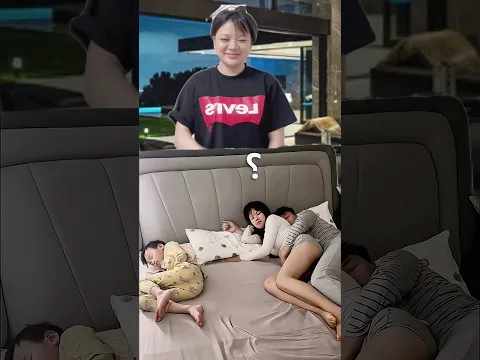 baby is sleeping with Mom and Dad 😍🤣🤣😆😅😬아기가 엄마, 아빠랑 같이 자고 있어요